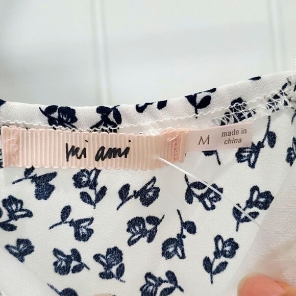 Mi Ami Womans Blue/White Floral  Romper, NWT,  Size Medium - Picture 4 of 6